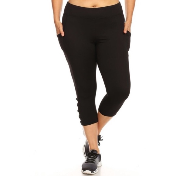 πRESTOCKπPlus size Capris with pockets - Picture 2 of 4